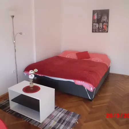 Studio In 36652